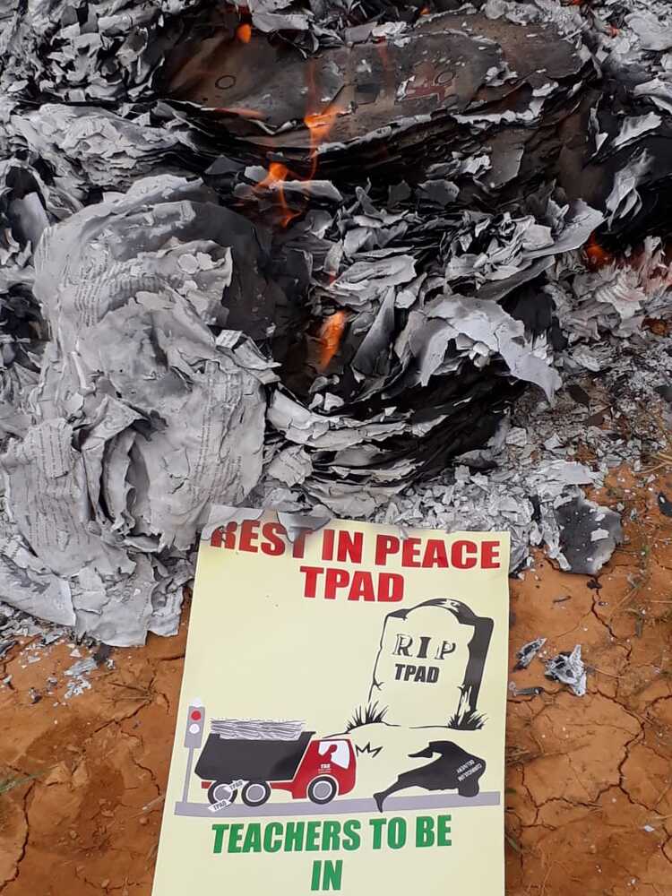 Read more about the article Kakamega Teachers Defy TSC ‘Threats’, burn TPAD Forms