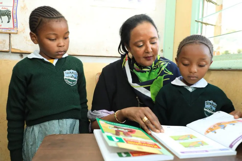 Education CS, Dr Amina Mogammed, at Nyeri Complex Primary School on Thursday this week. She joined the grade one pupils in their kiswahili activity lesson under the newly rooled out Competency Based Curriculum Education CS, Dr Amina Mogammed, at Nyeri Complex Primary School on Thursday this week. She joined the grade one pupils in their kiswahili activity lesson under the newly rooled out Competency Based Curriculum