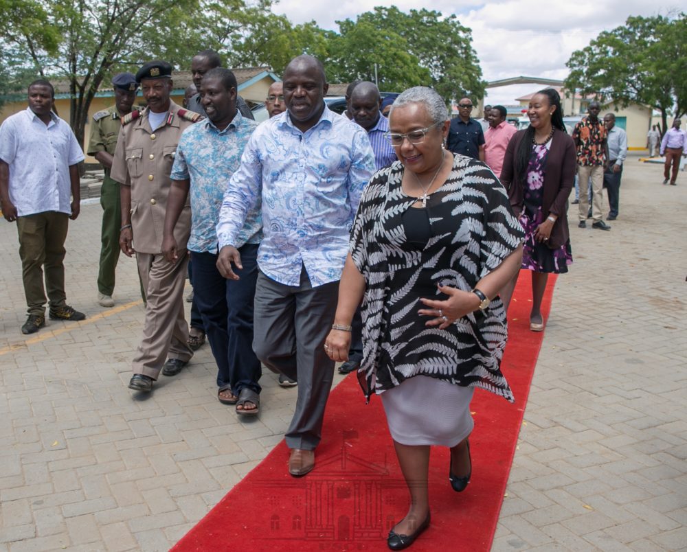 First Lady Margaret Kenyatta arrives in Hola, Tana River to preside over the commissioning of a 60-bed maternity wing at Hola County Referral Hospital. As part of the activities at the hospital, the First Lady delivered a consignment of donated medical supplies and equipment.