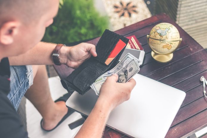background-cash-close-up Best money management tips