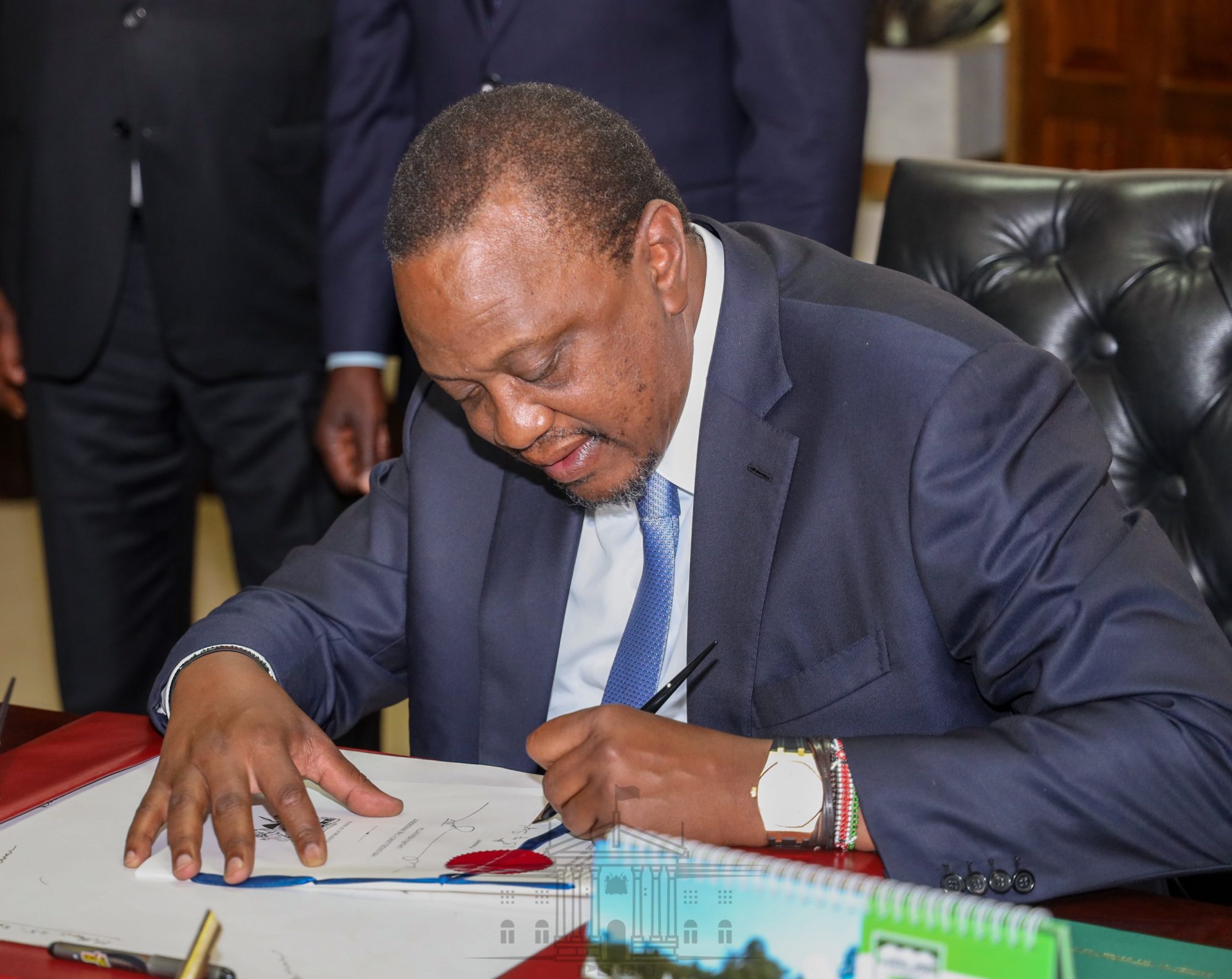 President Uhuru Kenyatta has signed into law two Bills among them the County Allocation of Revenue Bill, 2019. At the brief signing ceremony witnessed by Deputy President William Ruto, the President also appended his signature on the Copyright (Amendment) Bill, 2019.